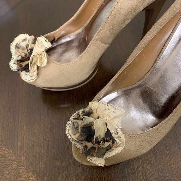 Peep toe platform heel with leopard/lace bow. - Picture 4 of 7